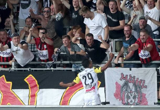 SOCCER - EL, LASK vs Besiktas LINZ,AUSTRIA,16.AUG.18 - SOCCER - UEFA Europa League, LASK Linz vs Besiktas Istanbul. Image shows the rejoicing of Joao Victor Santos Sa (LASK) and the fans. GEPAxpictures xWalterxLuger