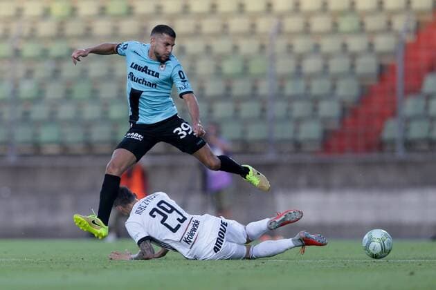 Aniss El Hriti (F91 Duedelingen - 39) im Zweikampf mit Krzysztof Maczynski (Legia 29) 16.08.2018 Fussball Europa League Qualifikation, 3. Runde, Saison 2018-2019 16.08.2018 LUX, ELQ, F91 Düdelingen (LUX) - Legia Warschau (POL) (Dudelange, Warszawa) Stade Josy Barthel, Luxemburg 