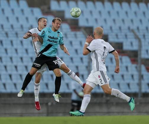 Fußball, EL Quali, F91 Düdelingen - Legia Warschau Kopfballduell zwischen Adam Hlousek (Legia 14) und Dominik Stolz (F91 Duedelingen - 10) 16.08.2018 Fussball Europa League Qualifikation, 3. Runde, Saison 2018-2019 16.08.2018 LUX, ELQ, F91 Düdelingen (LUX) - Legia Warschau (POL) (Dudelange, Warszawa) Stade Josy Barthel, Luxemburg 