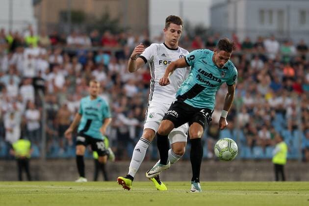 Chris Philipps (Legia 6) im Zweikampf mit Patrick Stumpf (F91 Duedelingen - 21) 16.08.2018 Fussball Europa League Qualifikation, 3. Runde, Saison 2018-2019 16.08.2018 LUX, ELQ, F91 Düdelingen (LUX) - Legia Warschau (POL) (Dudelange, Warszawa) Stade Josy Barthel, Luxemburg 