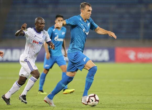 ST PETERSBURG, RUSSIA - AUGUST 16, 2018: Dinamo Minsk s Seidu Yahaya (L) and Zenit St Petersburg s Artyom Dzyuba fight for the ball in their 2018 19 UEFA Europa League third qualifying round Leg 2 match at Petrovsky Stadium. Peter Kovalev TASS  TS08D047