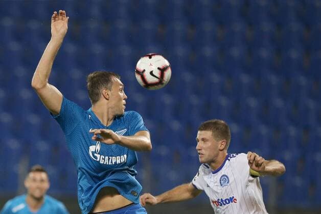 ST PETERSBURG, RUSSIA - AUGUST 16, 2018: Zenit St Petersburg s Artyom Dzyuba (L) and Dinamo Minsk s Nino Galovic in action in their 2018 19 UEFA Europa League third qualifying round Leg 2 match at Petrovsky Stadium. Peter Kovalev TASS  TS08D04B