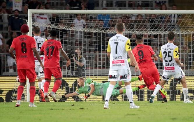 SOCCER - EL, LASK vs Besiktas LINZ,AUSTRIA,16.AUG.18 - SOCCER - UEFA Europa League, LASK Linz vs Besiktas Istanbul. Image shows Alexander Schlager, Florian Jamnig (LASK), Alvaro Negredo (Besiktas) and James Holland (LASK). Keywords: goal. GEPAxpictures xWalterxLuger