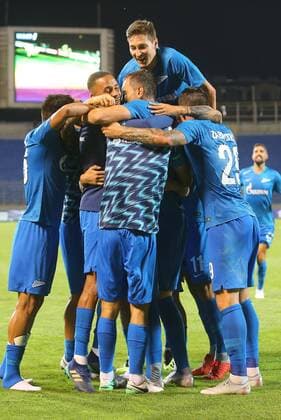 ST PETERSBURG, RUSSIA - AUGUST 16, 2018: Zenit St Petersburg s players celebrate victory in the 2018 19 UEFA Europa League third qualifying round Leg 2 match against Dinamo Minsk at Petrovsky Stadium. Peter Kovalev TASS  TS08D04F