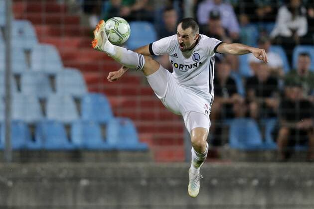 Michal Kucharczyk (Legia 18) nimmt den Ball artistisch in der Luft an, kurios 16.08.2018 Fussball Europa League Qualifikation, 3. Runde, Saison 2018-2019 16.08.2018 LUX, ELQ, F91 Düdelingen (LUX) - Legia Warschau (POL) (Dudelange, Warszawa) Stade Josy Barthel, Luxemburg 