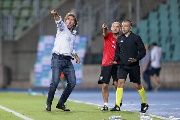 Ricardo Sa Pinto (Trainer Legia) zeigt in Richtung Anzeigetafel und reklamiert beim vierten Offiziellen, dass die Nachspielzeit von 4 Minuten zu früh abgepfiffen wurde 16.08.2018 Fussball Europa League Qualifikation, 3. Runde, Saison 2018-2019 16.08.2018 LUX, ELQ, F91 Düdelingen (LUX) - Legia Warschau (POL) (Dudelange, Warszawa) Stade Josy Barthel, Luxemburg 