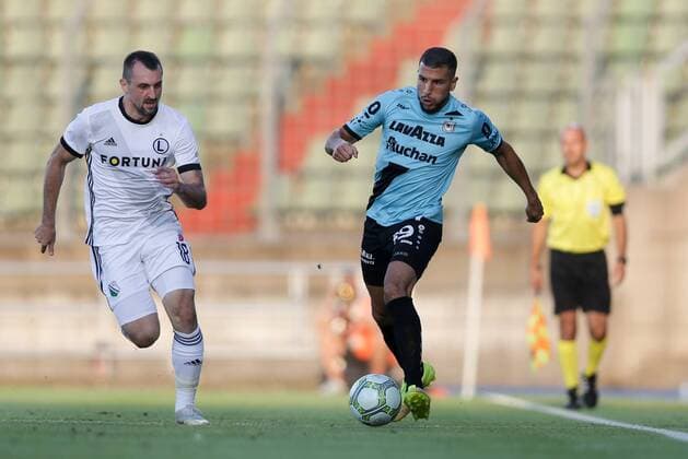 Aniss El Hriti (F91 Duedelingen - 39) im Zweikampf mit Michal Kucharczyk (Legia 18) 16.08.2018 Fussball Europa League Qualifikation, 3. Runde, Saison 2018-2019 16.08.2018 LUX, ELQ, F91 Düdelingen (LUX) - Legia Warschau (POL) (Dudelange, Warszawa) Stade Josy Barthel, Luxemburg 