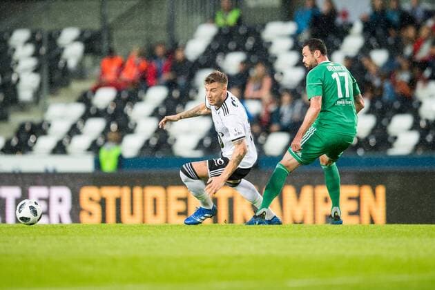 180816 Nicklas Bendtner of Rosenborg and Damien Delaney of Cork City in the Europa League qualification match between Rosenborg and Cork City on August 16, 2018 in Trondheim. Photo: Jon Olav Nesvold BILDBYRAN kod JE 160293 Copyright: JONxOLAVxNESVOLD BB180816JE068