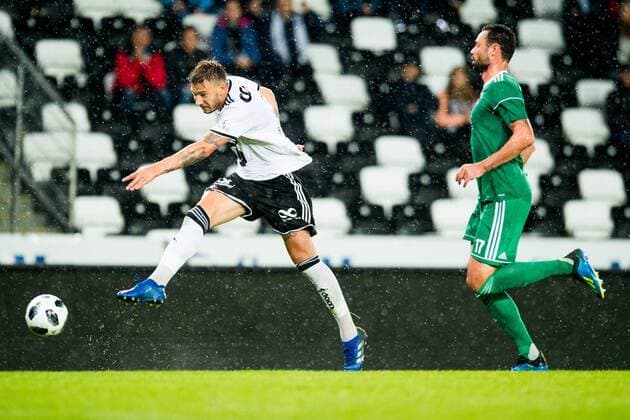 180816 Nicklas Bendtner of Rosenborg and Damien Delaney of Cork City in the Europa League qualification match between Rosenborg and Cork City on August 16, 2018 in Trondheim. Photo: Jon Olav Nesvold BILDBYRAN kod JE 160293 Copyright: JONxOLAVxNESVOLD BB180816JE086
