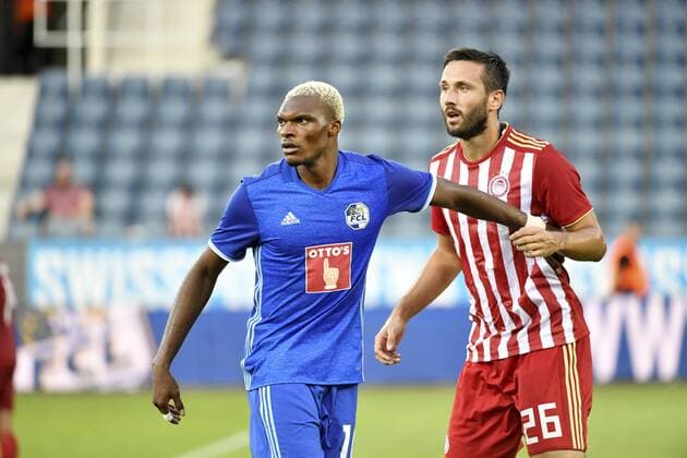 16.08.2018 Luzern,Schweiz ,Fussball Herren Saison 2018 2019 Europa League Qualifikation .FC Luzern - Olympiacos FC Im Bild : Luzerns Blessing Eleke li. gegen 26 Jagos Vukovic (Olympiacos FC) Aktion Zweikampf