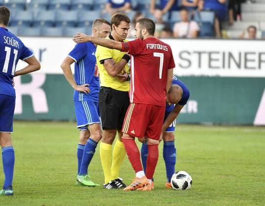 16.08.2018 Luzern,Schweiz ,Fussball Herren Saison 2018 2019 Europa League Qualifikation .FC Luzern - Olympiacos FC Im Bild : Schiedsrichter Kirill Levnikov (RUS) 7 Konstantinos Fortounis (Olympiacos FC) Aktion