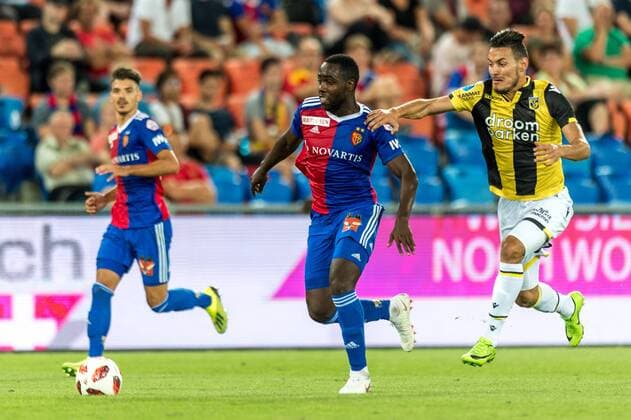 Fussball Europa League - 3.te Qualifikationsrunde - 18 19 - FC Basel 1893 - Vitesse Arnheim - 16-08-2018 Oussama Darfalou (Vitesse Arnheim 13) im Zweikampf mit Eder Balanta (FCB 23), beim Europa League - Qualifikationsrunde 3 Spiel zwischen dem FC Basel 1893 und Vitesse Arnheim, am Donnerstag, den 16. August 2018 im St. Jakob-Park in Basel. (