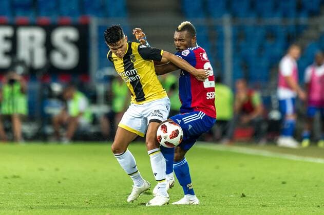 Fussball Europa League - 3.te Qualifikationsrunde - 18 19 - FC Basel 1893 - Vitesse Arnheim - 16-08-2018 Geoffroy Serey Die (FCB 20) im Zweikampf mit Mitchell van Bergen (Vitesse Arnheim 16), beim Europa League - Qualifikationsrunde 3 Spiel zwischen dem FC Basel 1893 und Vitesse Arnheim, am Donnerstag, den 16. August 2018 im St. Jakob-Park in Basel. (