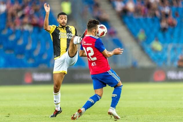 Fussball Europa League - 3.te Qualifikationsrunde - 18 19 - FC Basel 1893 - Vitesse Arnheim - 16-08-2018 Foul von Jake Clarke-Salter (Vitesse Arnheim 14) an Albian Ajeti (FCB 22), beim Europa League - Qualifikationsrunde 3 Spiel zwischen dem FC Basel 1893 und Vitesse Arnheim, am Donnerstag, den 16. August 2018 im St. Jakob-Park in Basel. (