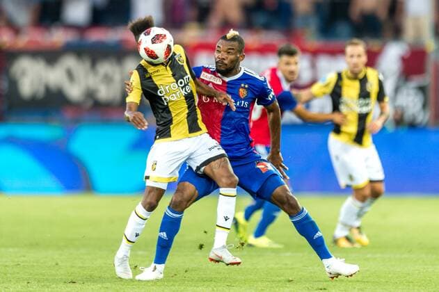 Fussball Europa League - 3.te Qualifikationsrunde - 18 19 - FC Basel 1893 - Vitesse Arnheim - 16-08-2018 Geoffroy Serey Die (FCB 20) im Zweikampf mit Thulani Serero (Vitesse Arnheim 17), beim Europa League - Qualifikationsrunde 3 Spiel zwischen dem FC Basel 1893 und Vitesse Arnheim, am Donnerstag, den 16. August 2018 im St. Jakob-Park in Basel. (