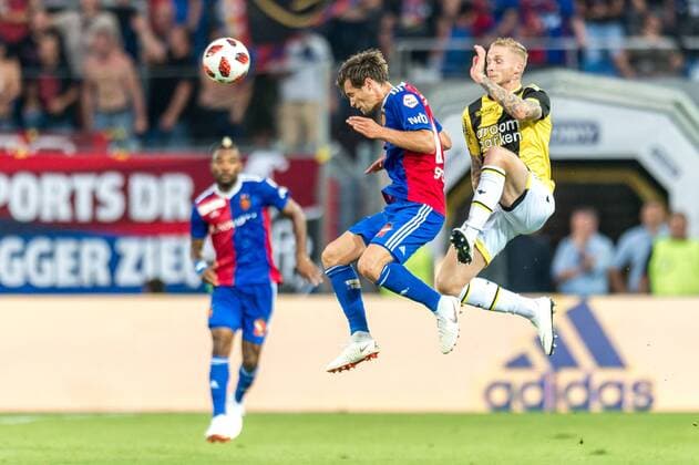 Fussball Europa League - 3.te Qualifikationsrunde - 18 19 - FC Basel 1893 - Vitesse Arnheim - 16-08-2018 Valentin Stocker (FCB 14) beim Kopfball, beim Europa League - Qualifikationsrunde 3 Spiel zwischen dem FC Basel 1893 und Vitesse Arnheim, am Donnerstag, den 16. August 2018 im St. Jakob-Park in Basel. (