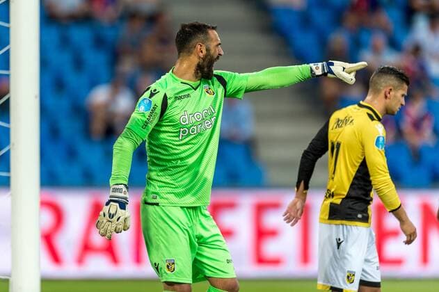 Fussball Europa League - 3.te Qualifikationsrunde - 18 19 - FC Basel 1893 - Vitesse Arnheim - 16-08-2018 Eduardo (Vitesse Arnheim 1) gibt Anweisungen, beim Europa League - Qualifikationsrunde 3 Spiel zwischen dem FC Basel 1893 und Vitesse Arnheim, am Donnerstag, den 16. August 2018 im St. Jakob-Park in Basel. (