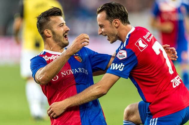 Fussball Europa League - 3.te Qualifikationsrunde - 18 19 - FC Basel 1893 - Vitesse Arnheim - 16-08-2018 Torjubel Basel, Albian Ajeti (FCB 22) und Luca Zuffi (FCB 7), beim Europa League - Qualifikationsrunde 3 Spiel zwischen dem FC Basel 1893 und Vitesse Arnheim, am Donnerstag, den 16. August 2018 im St. Jakob-Park in Basel. (