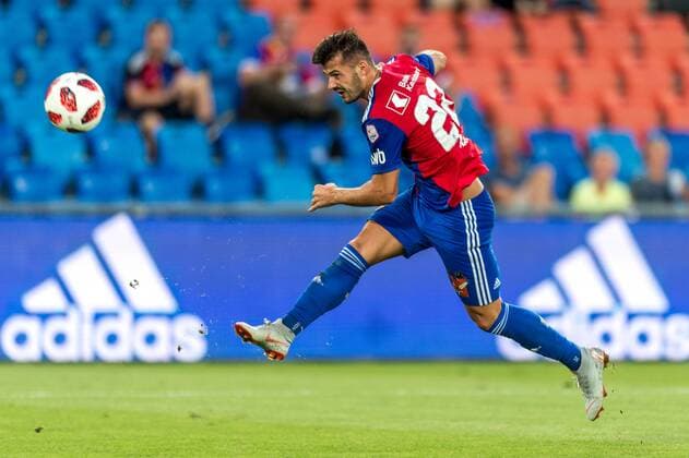 Fussball Europa League - 3.te Qualifikationsrunde - 18 19 - FC Basel 1893 - Vitesse Arnheim - 16-08-2018 Albian Ajeti (FCB 22) mit einem Schuss aufs Tor, beim Europa League - Qualifikationsrunde 3 Spiel zwischen dem FC Basel 1893 und Vitesse Arnheim, am Donnerstag, den 16. August 2018 im St. Jakob-Park in Basel. (
