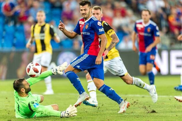 Fussball Europa League - 3.te Qualifikationsrunde - 18 19 - FC Basel 1893 - Vitesse Arnheim - 16-08-2018 Albian Ajeti (FCB 22) bezwingt Torhueter Eduardo (Vitesse Arnheim 1), beim Europa League - Qualifikationsrunde 3 Spiel zwischen dem FC Basel 1893 und Vitesse Arnheim, am Donnerstag, den 16. August 2018 im St. Jakob-Park in Basel. (