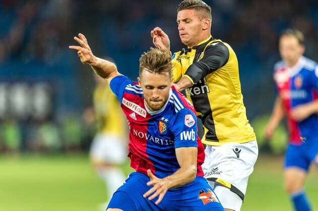 Fussball Europa League - 3.te Qualifikationsrunde - 18 19 - FC Basel 1893 - Vitesse Arnheim - 16-08-2018 Bryan Linssen (Vitesse Arnheim 11) schubst Silvan Widmer (FCB 5), beim Europa League - Qualifikationsrunde 3 Spiel zwischen dem FC Basel 1893 und Vitesse Arnheim, am Donnerstag, den 16. August 2018 im St. Jakob-Park in Basel. (