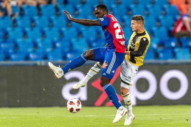 Fussball Europa League - 3.te Qualifikationsrunde - 18 19 - FC Basel 1893 - Vitesse Arnheim - 16-08-2018 Eder Balanta (FCB 23) im Zweikampf mit Bryan Linssen (Vitesse Arnheim 11), beim Europa League - Qualifikationsrunde 3 Spiel zwischen dem FC Basel 1893 und Vitesse Arnheim, am Donnerstag, den 16. August 2018 im St. Jakob-Park in Basel. (