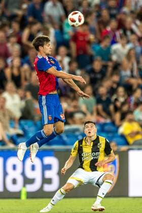 Fussball Europa League - 3.te Qualifikationsrunde - 18 19 - FC Basel 1893 - Vitesse Arnheim - 16-08-2018 Valentin Stocker (FCB 14) beim Kopfball, beim Europa League - Qualifikationsrunde 3 Spiel zwischen dem FC Basel 1893 und Vitesse Arnheim, am Donnerstag, den 16. August 2018 im St. Jakob-Park in Basel. (