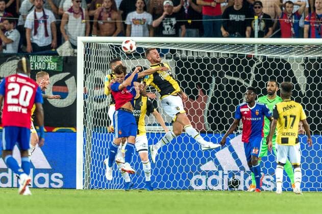 Fussball Europa League - 3.te Qualifikationsrunde - 18 19 - FC Basel 1893 - Vitesse Arnheim - 16-08-2018 Valentin Stocker (FCB 14) im Zweikampf, beim Europa League - Qualifikationsrunde 3 Spiel zwischen dem FC Basel 1893 und Vitesse Arnheim, am Donnerstag, den 16. August 2018 im St. Jakob-Park in Basel. (