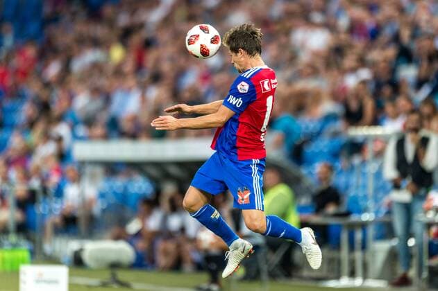 Fussball Europa League - 3.te Qualifikationsrunde - 18 19 - FC Basel 1893 - Vitesse Arnheim - 16-08-2018 Valentin Stocker (FCB 14) beim Kopfball, beim Europa League - Qualifikationsrunde 3 Spiel zwischen dem FC Basel 1893 und Vitesse Arnheim, am Donnerstag, den 16. August 2018 im St. Jakob-Park in Basel. (