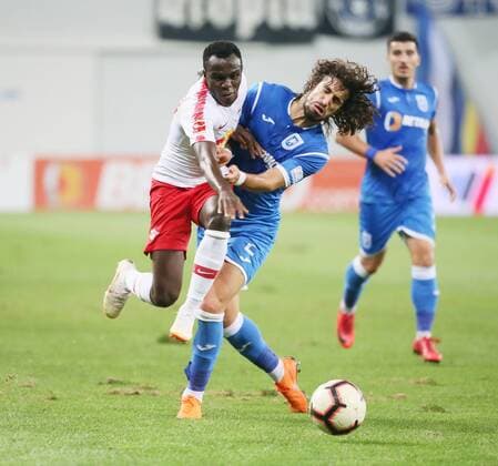 Craiova - RB Leipzig Fussball Euro League Quali Craiova, 16.08.2018, Stadionul Ion Oblemenco, Fussball, UEFA EURO EM Europameisterschaft Fussball League , Qualifikation, 3.Runde, Rückspiel, CS Universitatea Craiova vs. RB Leipzig 1:1 (0:1) , Im Bild von links; Bruma (17, RB Leipzig) und Tiago Ferreira (2, Craiova). ,