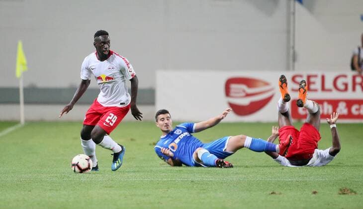 Craiova - RB Leipzig Fussball Euro League Quali Craiova, 16.08.2018, Stadionul Ion Oblemenco, Fussball, UEFA EURO EM Europameisterschaft Fussball League , Qualifikation, 3.Runde, Rückspiel, CS Universitatea Craiova vs. RB Leipzig 1:1 (0:1) , Im Bild von links; Jean-Kevin Augustin (29, RB Leipzig), Renato Kelic (6, Craiova) und Bruma (17, RB Leipzig). ,