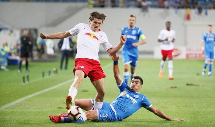 Craiova - RB Leipzig Fussball Euro League Quali Craiova, 16.08.2018, Stadionul Ion Oblemenco, Fussball, UEFA EURO EM Europameisterschaft Fussball League , Qualifikation, 3.Runde, Rückspiel, CS Universitatea Craiova vs. RB Leipzig 1:1 (0:1) , Im Bild von links; Marcel Sabitzer (7, RB Leipzig), Marius Briceag (3, Craiova). ,