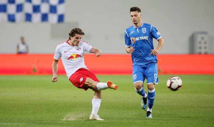 Craiova - RB Leipzig Fussball Euro League Quali Craiova, 16.08.2018, Stadionul Ion Oblemenco, Fussball, UEFA EURO EM Europameisterschaft Fussball League , Qualifikation, 3.Runde, Rückspiel, CS Universitatea Craiova vs. RB Leipzig 1:1 (0:1) , Im Bild von links; Marcel Sabitzer (7, RB Leipzig) und Andrei Burlacu (9, Craiova). ,
