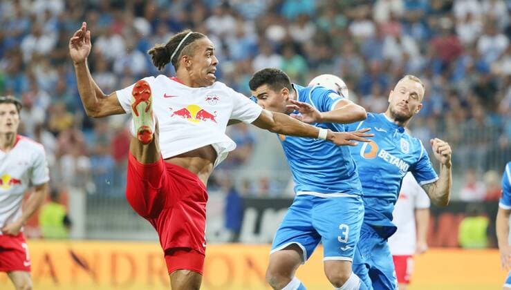 Craiova - RB Leipzig Fussball Euro League Quali Craiova, 16.08.2018, Stadionul Ion Oblemenco, Fussball, UEFA EURO EM Europameisterschaft Fussball League , Qualifikation, 3.Runde, Rückspiel, CS Universitatea Craiova vs. RB Leipzig 1:1 (0:1) , Im Bild von links; Yussuf Poulsen (9, RB Leipzig), Marius Briceag (3, Craiova) und Matteo Fedele (20, Craiova). ,