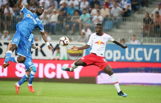 Craiova - RB Leipzig Fussball Euro League Quali Craiova, 16.08.2018, Stadionul Ion Oblemenco, Fussball, UEFA EURO EM Europameisterschaft Fussball League , Qualifikation, 3.Runde, Rückspiel, CS Universitatea Craiova vs. RB Leipzig 1:1 (0:1) , Im Bild von links; Isaac Donkor (15, Craiova) und Jean-Kevin Augustin (29, RB Leipzig). ,