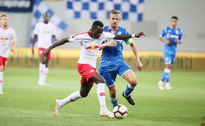 Craiova - RB Leipzig Fussball Euro League Quali Craiova, 16.08.2018, Stadionul Ion Oblemenco, Fussball, UEFA EURO EM Europameisterschaft Fussball League , Qualifikation, 3.Runde, Rückspiel, CS Universitatea Craiova vs. RB Leipzig 1:1 (0:1) , Im Bild von vorn; Bruma (17, RB Leipzig) und Nicusor Bancu (11, Craiova) ,