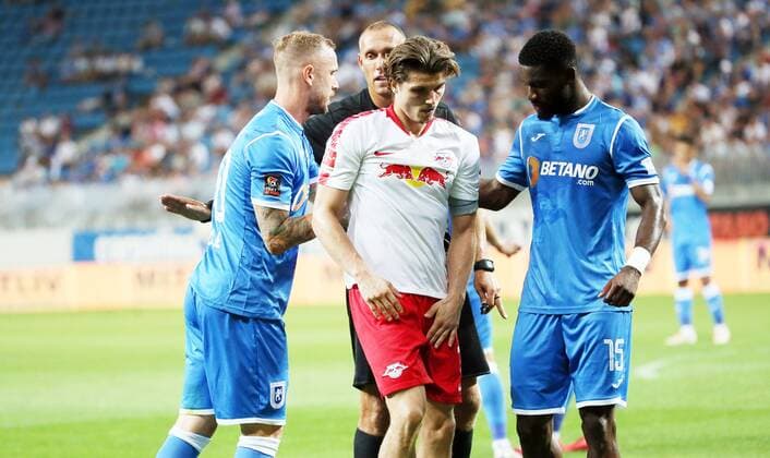 Craiova - RB Leipzig Fussball Euro League Quali Craiova, 16.08.2018, Stadionul Ion Oblemenco, Fussball, UEFA EURO EM Europameisterschaft Fussball League , Qualifikation, 3.Runde, Rückspiel, CS Universitatea Craiova vs. RB Leipzig 1:1 (0:1) , Im Bild; Marcel Sabitzer (7, RB Leipzig) muß wegen einer Verletzung vom Feld. Bei ihm; Matteo Fedele (20, Craiova), Schiedsrichter Miroslav Zelinka und Isaac Donkor (15, Craiova). ,