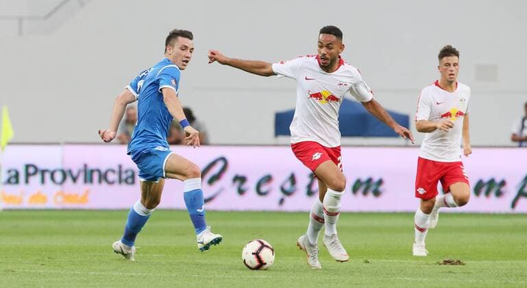 Craiova - RB Leipzig Fussball Euro League Quali Craiova, 16.08.2018, Stadionul Ion Oblemenco, Fussball, UEFA EURO EM Europameisterschaft Fussball League , Qualifikation, 3.Runde, Rückspiel, CS Universitatea Craiova vs. RB Leipzig 1:1 (0:1) , Im Bild von links; Alexandru Mateiu (8, Craiova) und Matheus Cunha (20, RB Leipzig) ,