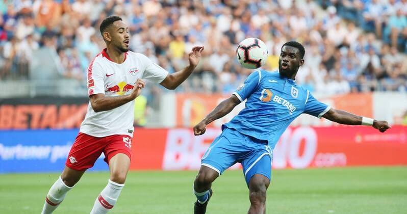 Craiova - RB Leipzig Fussball Euro League Quali Craiova, 16.08.2018, Stadionul Ion Oblemenco, Fussball, UEFA EURO EM Europameisterschaft Fussball League , Qualifikation, 3.Runde, Rückspiel, CS Universitatea Craiova vs. RB Leipzig 1:1 (0:1) , Im Bild von links; Matheus Cunha (20, RB Leipzig) und Isaac Donkor (15, Craiova) ,