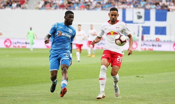Craiova - RB Leipzig Fussball Euro League Quali Craiova, 16.08.2018, Stadionul Ion Oblemenco, Fussball, UEFA EURO EM Europameisterschaft Fussball League , Qualifikation, 3.Runde, Rückspiel, CS Universitatea Craiova vs. RB Leipzig 1:1 (0:1) , Im Bild von links; Isaac Donkor (15, Craiova) und Matheus Cunha (20, RB Leipzig). ,