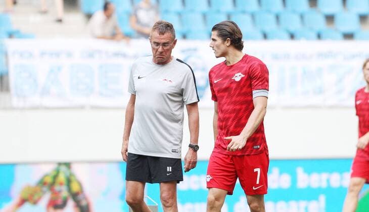 Craiova - RB Leipzig Fussball Euro League Quali Craiova, 16.08.2018, Stadionul Ion Oblemenco, Fussball, UEFA EURO EM Europameisterschaft Fussball League , Qualifikation, 3.Runde, Rückspiel, CS Universitatea Craiova vs. RB Leipzig 1:1 (0:1) , Im Bild; Cheftrainer Ralf Rangnick, RB Leipzig, und Marcel Sabitzer (7, RB Leipzig). ,
