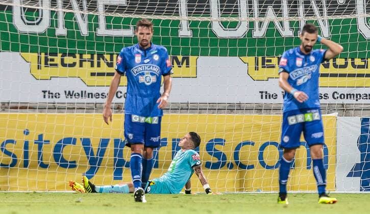 16.08.2018, AEK Arena, Larnaka, CYP, UEFA EL, AEK Larnaka vs SK Puntigamer Sturm Graz, 3. Runde, Rueckspiel , im Bild Markus Lackner (SK Sturm Graz), Tobias Schuetzenauer (SK Sturm Graz), Tassos Avlonitis (SK Sturm Graz) during the UEFA Europa League 3rd round, 2nd leg match between AEK Larnaka and FK Puntigamer Sturm Graz at the AEK Arena in Larnaka, Cyprus on 2018 08 16. Larnaka