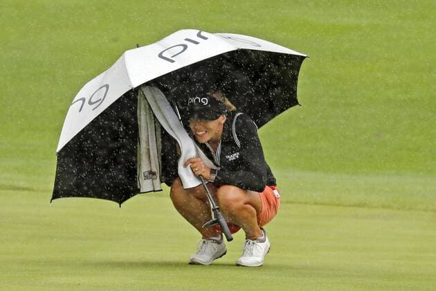 Sport Themen der Woche KW33 Sport Bilder des Tages INDIANAPOLIS, IN - AUGUST 17: LPGA Golf Damen golfer Pernilla Lindberg lines up a putt in the rain on the 18th hole during the second round of the Indy Women In Tech on August 17, 2018 at the Brickyard Crossing Golf Club in Indianapolis, Indiana. (Photo by Brian Spurlock Icon Sportswire) GOLF: AUG 17 LPGA - Indy Women in Tech Icon180817099 EDITORIAL USE ONLY