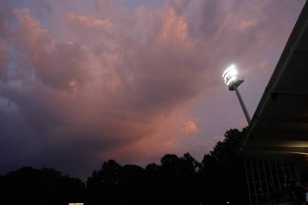 v.li.: Dunkle Wolken über dem Schweinfurter Abendhimmel im Stadion, Fussball, DFB-Pokal, 1. FC Schweinfurt 05 - FC Schalke 04,