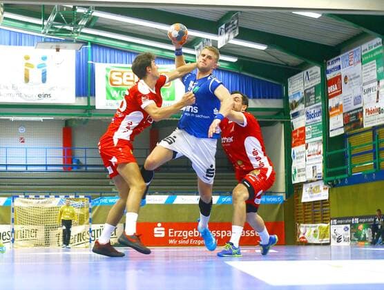 Benas Petreikis (Aue) sucht die Lücke zwischen Philippe Kohlstrung (Rodgau) und Tim Henkel (Rodgau, rechts) Handball DHB-Pokalspiel 2018 19 EHV Aue - HSG Rodgau Nieder-Roden am 18.8.2018 EHV Aue - HSG Rodgau Nieder-Roden