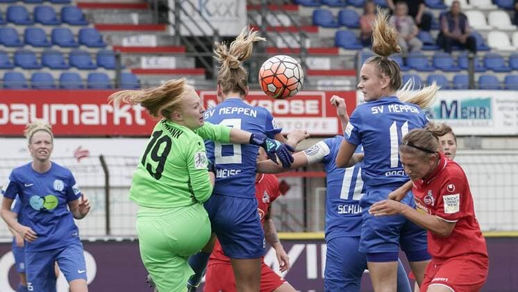 18.08.2018, Hänsch-Arena , Meppen, GER, 2. Bundesliga, Frauen: SV Meppen vs 1. FC Köln. Spielszene mit TW Claudia Hoffmann (1. FC Köln 19), Lisa-Marie Weiss (SV Meppen 8) und Linda Preuß (SV Meppen 11), DFL REGULATIONS PROHIBIT ANY USE OF PHOTOGRAPHS AS IMAGE SEQUENCES AND OR QUASI-VIDEO. Meppen Niedersachsen Germany Hänsch-Arena