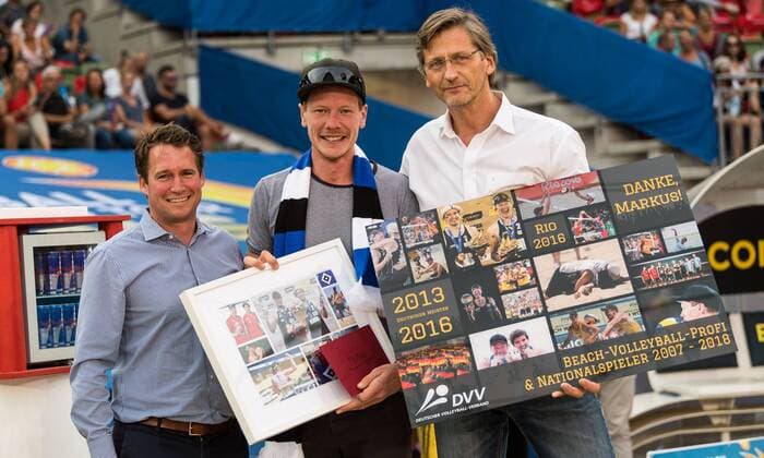 Beach volleyball Beachvolleyball FIVB World Tour Finals Hamburg 2018, 18.08.2018 Moritz Schaefer (Vizepräsident HSV), Markus Boeckermannn (HSV), Rene Hecht (Präsident des Deutschen Volleyball-Verbandes); Ehrung und Verabscjiedung von Markus Boeckermann bei den Beach Volleyball FIVB World Tour Finals Hamburg 2018 am 18.08.2018, Hamburg.