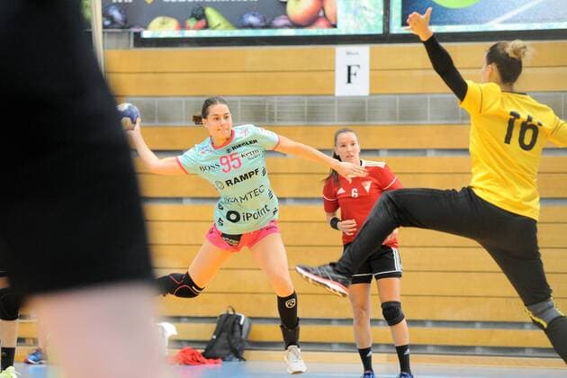 Julia Harsfalvi (TusSies Metzingen 95) gegen A gnes Triffa (Debreceni Vasutas Club 16) Goalkepper TusSies Metzingen, Handball, Ligaspiel, Vorbereitung, Turnier, 18.08.2018, Foto:TBaur Eibner TusSies Metzingen vs. Debreceni Vasutas Sport Club Metzingen Copyright: xEIBNER TobiasxBaurx EP_TBR