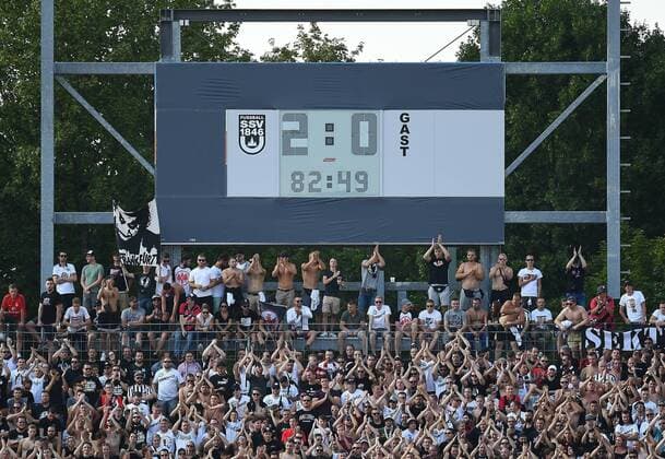 Fußball, Stadiongeschichte SSV Ulm 1846 18.08.2018, xjhx, Fussball DFB Pokal 1.Runde, SSV Ulm - Eintracht Frankfurt emspor, v.l. Fans Eintracht Frankfurt, Stimmung, Schals, dissapointed (DFL DFB REGULATIONS PROHIBIT ANY USE OF PHOTOGRAPHS as IMAGE SEQUENCES and or QUASI-VIDEO) Ulm