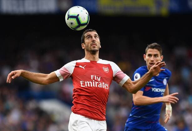 Football - 2018 2019 Premier League - Chelsea vs. Arsenal Arsenal s Henrikh Mkhitaryan holds off the challenge from Chelsea s Jorginho, at Stamford Bridge. COLORSPORT ASHLEY WESTERN 